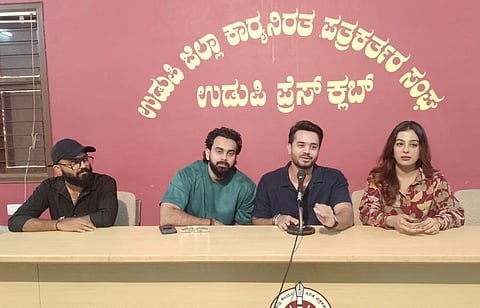 ಉಡುಪಿಯ ಪತ್ರಿಕಾಭವನದಲ್ಲಿ '90 ಎಂಎಲ್​' ತುಳು ಸಿನಿಮಾ ನಾಯಕ ವಿನೀತಕುಮಾರ್​ ಸುದ್ದಿಗೋಷ್ಠಿಯಲ್ಲಿ ಮಾತನಾಡಿದರು. ರಂಜಿತ್​ ಬಜಾಲ್​, ರೋಶನ್​ ಶೆಟ್ಟಿ, ರುಹಾನಿ ಶೆಟ್ಟಿ ಇದ್ದರು.