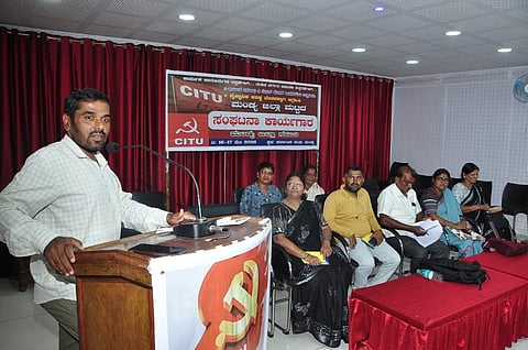ಮಂಡ್ಯದಲ್ಲಿ ಆಯೋಜಿಸಿದ್ದ ಕಾರ್ಯಾಗಾರದಲ್ಲಿ ಸಿಐಟಿಯು ಜಿಲ್ಲಾ ಸಮಿತಿ ಕಾರ್ಯದರ್ಶಿ ಸೈಯದ್ ಮುಜೀಬ್ ಮಾತನಾಡಿದರು.