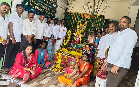 ಕಿಕ್ಕೇರಿಯ ಧರ್ಮಸ್ಥಳ ಗ್ರಾಮಾಭಿವೃದ್ಧಿ ಯೋಜನೆ ವತಿಯಿಂದ ಶುಕ್ರವಾರ ಕೃಷ್ಣ ಜನ್ಮಾಷ್ಟಮಿ ಅಂಗವಾಗಿ ಗೋಪಾಲಕೃಷ್ಣನಿಗೆ ವಿಶೇಷ ಪೂಜೆ ಸಲ್ಲಿಸಲಾಯಿತು. ಶ್ರೀನಿವಾಸ ಗೌಡ, ಸಂಸ್ಥೆ ಸಿಬ್ಬಂದಿ ಹಾಜರಿದ್ದರು.