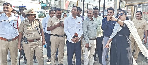 ಕಲಬುರಗಿಯಲ್ಲಿ ಶುಕ್ರವಾರ ಮಿಂಚಿನ ಸಂಚಾರ ನಡೆಸಿದ ಜಿಲ್ಲಾಧಿಕಾರಿ ಬಿ.ಫೌಜಿಯಾ ತರನ್ನುಮ್​ ವಿವಿಧ ಅಭಿವೃದ್ಧಿ ಕಾಮಗಾರಿ ಸ್ಥಳ ಪರಿಶೀಲನೆ ನಡೆಸಿದರು. ಪಾಲಿಕೆ ಆಯುಕ್ತ ಅವಿನಾಶ ಶಿಂಧೆ, ಸಂಚಾರಿ ಡಿಎಸ್​ಪಿ ಸುಧಾ ಆದಿ, ಸಿಪಿಐ ಶಕೀಲ್​ ಅಂಗಡಿ ಇತರರಿದ್ದರು.