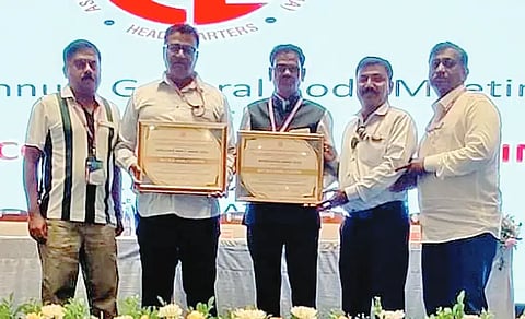 civil engineers ಹುಬ್ಬಳ್ಳಿಯ ಅಸೋಸಿಯೇಶನ್​ ಆಫ್​ ಕನ್ಸಲ್ಟಿಂಗ್​ ಸಿವಿಲ್​ ಇಂಜಿನಿಯರ್ಸ್​ ಶಾಖೆಗೆ ರಾಷ್ಟ್ರೀಯ ಅಧ್ಯಕ್ಷ ರಾಜೇಂದ್ರ ಕಲಬಾವಿ ಪ್ರಶಸ್ತಿ ಪ್ರದಾನ ಮಾಡಿದರು. ಉಳವಪ್ಪ ಸುಣಗಾರ, ಸಂಗಮೇಶ ಹೊರಗಿನಮಠ ಇತರರು ಇದ್ದರು.