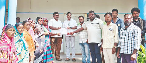 ಲಕ್ಷ್ಮೇಶ್ವರದ ಪುರಸಭೆಯಲ್ಲಿ ಗುತ್ತಿಗೆ ಆಧಾರದಲ್ಲಿ ಕಾರ್ಯನಿರ್ವಹಿಸುತ್ತಿರುವ ಪೌರಕಾರ್ಮಿಕರನ್ನು (Civil servant) ನೇಮಿಸಿಕೊಳ್ಳಬೇಕು ಎಂದು ಆಗ್ರಹಿಸಿ ಮುಖ್ಯಾಧಿಕಾರಿ ಮಹಾಂತೇಶ ಬೀಳಗಿ ಅವರಿಗೆ ಮನವಿ ಸಲ್ಲಿಸಿದರು. 