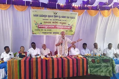 ಮುಂಡಗೋಡ ತಾಲೂಕಿನ ಇಂದೂರ ಸೇವಾ ಸಹಕಾರಿ ಸಂಘದ ನೂತನ ಕೊಠಡಿ ಉದ್ಘಾಟನಾ ಸಮಾರಂಭದಲ್ಲಿ ಶಾಸಕ ಶಿವರಾಮ ಹೆಬ್ಬಾರ ಮಾತನಾಡಿದರು. ರವಿಗೌಡ ಪಾಟೀಲ, ಎಚ್.ಎಂ.ನಾಯ್ಕ. ಯಮನಪ್ಪ ಮಾರಿಂಬಿಡ, ಇತರರಿದ್ದರು.