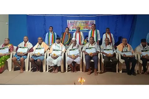 ಸಿದ್ದಾಪುರ ತಾಲೂಕಿನ ಹೆಗ್ಗರಣಿ ಸೇವಾ ಸಹಕಾರಿ (Cooperative) ಸಂಘದಲ್ಲಿ ಹಿರಿಯ ಸದಸ್ಯರನ್ನು ಗೌರವಿಸಲಾಯಿತು. ಎಂ.ಎಲ್.ಭಟ್ಟ, ಜಿ.ಆರ್. ಹೆಗಡೆ, ರವೀಂದ್ರ ಹಾಸ್ಯಗಾರ, ಚಿದಂಬರ ನಾಯ್ಕ ಇತರರಿದ್ದರು. 