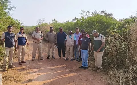 Leopard ಹುಬ್ಬಳ್ಳಿ ವಿಮಾನ ನಿಲ್ದಾಣದಲ್ಲಿ ಕೂಂಬಿಂಗ್ ನಡೆಸಿದ ಅರಣ್ಯ ಇಲಾಖೆ ತಂಡ.
