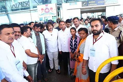 ಶಿವಮೊಗ್ಗ ವಿಮಾನ ನಿಲ್ದಾಣದಲ್ಲಿ ವಿದ್ಯಾರ್ಥಿ ಸಂಕೇತ್ ಪಾಲಕರೊಂದಿಗೆ ಸಚಿವ ಮಧು ಬಂಗಾರಪ್ಪ.