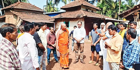 ಭಟ್ಕಳದ  ಅಳಿವೆಕೋಡಿ ದುರಂತದಲ್ಲಿ ಮತಪಟ್ಟವರ ಮನೆಗಳಿಗೆ ಮಹಾಕಾಳಿ ಸಂಸ್ಥಾನ ಸದ್ಧರ್ಮ ಪೀಠ ನಿಪ್ಪಾಣಿ ಪೀಠಾಧಿಪತಿಗಳು ಹಾಗೂ ಈಡಿಗ ನಾಮಧಾರಿ ಸಮಾಜದ ಗುರುಗಳೂ ಆಗಿರುವ ಶ್ರೀ ಅರುಣಾನಂದ ಸ್ವಾಮೀಜಿ ಭೇಟಿ ನೀಡಿ ಸಾಂತ್ವಾನ ಹೇಳಿದರು.
