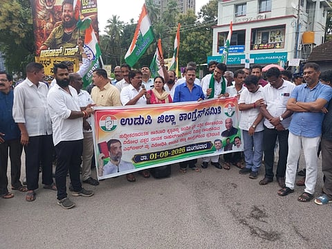 ಕೇಂದ್ರ ಬಿಜೆಪಿ ಸರ್ಕಾರ ಜಾತಿ ತಾರತಮ್ಯ ನೀತಿ ವಿರೋಧಿಸಿ ಹಾಗೂ ರಾಹುಲ್​ ಗಾಂಧಿ ವಿರುದ್ಧದ ಪ್ರಕರಣ ಹಿಂಪಡೆಯುವಂತೆ ಒತ್ತಾಯಿಸಿ ಉಡುಪಿಯಲ್ಲಿ ಜಿಲ್ಲಾ ಕಾಂಗ್ರೆಸ್​ ಸಮಿತಿ ಪ್ರತಿಭಟಿಸಿತು. ಎಂ.ಎ. ಗಫೂರ್​, ವೆರೋನಿಕಾ ಕರ್ನೇಲಿಯೋ, ಗೀತಾ ವಾಗ್ಳೆ, ಜ್ಯೋತಿ ಹೆಬ್ಬಾರ್​, ರಮೇಶ್​ ಕಾಂಚನ್​, ಪ್ರಖ್ಯಾತ್​ ಶೆಟ್ಟಿ ಇತರರಿದ್ದರು.