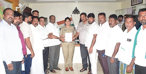 ಮಾಜಿ ಶಾಸಕ ಸುರೇಶ್‌ಗೌಡ ವಿರುದ್ಧ ಮಂಡ್ಯದಲ್ಲಿ ಜಿಲ್ಲಾ ಪೊಲೀಸ್ ವರಿಷ್ಠಾಧಿಕಾರಿ ಡಾ.ವಿ.ಜೆ.ಶೋಭಾರಾಣಿ ಅವರಿಗೆ ದೂರು ಸಲ್ಲಿಸಲಾಯಿತು.