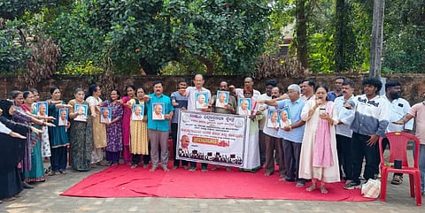 ಕೇಂದ್ರ ಸರ್ಕಾರ ಜನವಿರೋಧಿ ನೀತಿ ಅನುಸರಿಸುತ್ತಿದೆ ಎಂದು ಆರೋಪಿಸಿ ಉಡುಪಿಯಲ್ಲಿ ಕಾಂಗ್ರೆಸ್​ ಪದಾಧಿಕಾರಿಗಳು ಪ್ರತಿಭಟಿಸಿದರು. ಜ್ಯೋತಿ ಹೆಬ್ಬಾರ್​, ರಮೇಶ್​ ಕಾಂಚನ್​, ಮ್ಯಾಕ್ಸಿಮ್​ ಡಿಸೋಜಾ, ಕೃಷ್ಣಾನಂದ ಪೈ, ಅನಂತಕೃಷ್ಣ ಪ್ರಭು, ಗೀತಾ ರವಿ, ಮಲ್ಲೇಶ್​, ಶಹನವಾಝ್​, ವಿನಯ ಕರ್ಕಡಾ, ಸುಶಾಂತ್​ ಸಾಲಿನ್ಸ್​, ಶೋಭಾ ಭಂಡಾರಿ, ಶಾಂತಾ, ರಮೇಶ್​ ರಘುರಾಮ್​ ಮೆಂಡನ್​ ಇನ್ನಿತರಿದ್ದರು.