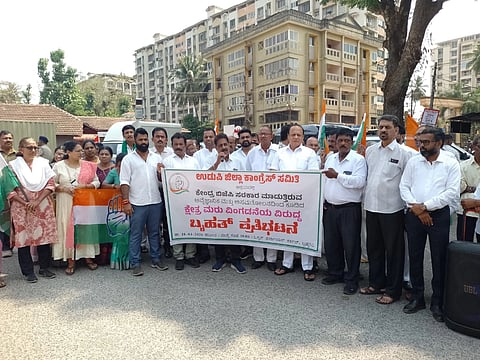 ಉಡುಪಿಯಲ್ಲಿ ಕೇಂದ್ರ ಬಿಜೆಪಿ ಸರ್ಕಾರದ ವಿರುದ್ಧ ಜಿಲ್ಲಾ ಕಾಂಗ್ರೆಸ್​ ಸಮಿತಿ ವತಿಯಿಂದ ನಡೆದ ಪ್ರತಿಭಟನೆಯಲ್ಲಿ ಅಶೋಕಕುಮಾರ್​ ಕೊಡವೂರು ಮಾತನಾಡಿದರು. ವಿನಯಕುಮಾರ್​ ಸೊರಕೆ, ಪ್ರಸಾದ್​ ರಾಜ್​ ಕಾಂಚನ್​, ಕಿಶನ್​ ಹೆಗ್ಡೆ, ಜ್ಯೋತಿ ಹೆಬ್ಬಾರ್​, ಪ್ರಶಾಂತ ಜತ್ತನ್ನ, ಮಂಜುನಾಥ್​ ಪೂಜಾರಿ, ವಿಶ್ವಾಸ ಅಮೀನ್​, ಗಣನಾಥ್​ ಶೆಟ್ಟಿ ಎಕ್ಕಾರು, ಭಾಸ್ಕರ್​ ರಾವ್​ ಕಿದಿಯೂರು ಇತರರಿದ್ದರು.