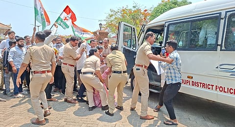 ನೀಟ್​ ಪರೀಕ್ಷೆ ಪ್ರಶ್ನೆ ಪತ್ರಿಕೆ ಸೋರಿಕೆ ಆಗಿರುವುದನ್ನು ಖಂಡಿಸಿ ಜಿಲ್ಲಾಡಳಿತ ಸಂಕೀರ್ಣದಲ್ಲಿರುವ ಸಂಸದರ ಕಚೇರಿಗೆ ಮುತ್ತಿಗೆ ಹಾಕಲು ಯತ್ನಿಸಿದ ಉಡುಪಿ ಜಿಲ್ಲಾ ಯುವ ಕಾಂಗ್ರೆಸ್​ ಅಧ್ಯಕ್ಷ ಕೃಷ್ಣ ಶೆಟ್ಟಿ ಬಜಗೋಳಿ ಹಾಗೂ ಇತರ ಪದಾಧಿಕಾರಿಗಳನ್ನು ಪೊಲೀಸರು ವಶಕ್ಕೆ ಪಡೆದರು.