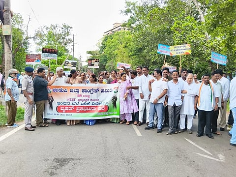 ಉಡುಪಿಯ ಜೋಡು ಕಟ್ಟೆಯಲ್ಲಿ ಜಿಲ್ಲಾ ಕಾಂಗ್ರೆಸ್ ಸಮಿತಿ ವತಿಯಿಂದ ಕೇಂದ್ರ ಸರ್ಕಾರದ ವಿರುದ್ಧ ಪ್ರತಿಭಟನೆ ನಡೆಯಿತು. ಕೆ.ಜಯಪ್ರಕಾಶ್ ಹೆಗ್ಡೆ, ಎಂ.ಎ. ಗಫೂರ್, ಅಶೋಕಕುಮಾರ್ ಕೊಡವೂರು, ಗೋಪಾಲ್ ಪೂಜಾರಿ, ರಮೇಶ್ ಕಾಂಚನ್,  ಜ್ಯೋತಿ ಹೆಬ್ಬಾರ್, ಕಿಶನ್ ಹೆಗ್ಡೆ ಕೊಳ್ಳೆಬೈಲು, ಪ್ರಸಾದ ರಾಜ್ ಕಾಂಚನ್, ಉದಯ್ ಕುಮಾರ್ ಮುನಿಯಾಲು, ಹರೀಶ್ ಕಿಣಿ ಇತರರಿದ್ದರು.