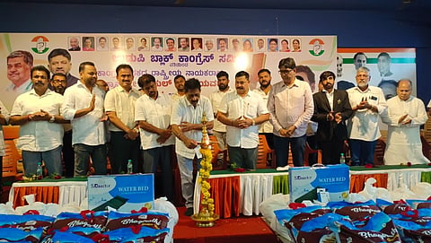 ಉಡುಪಿಯಲ್ಲಿ ಆಯೋಜಿಸಿದ್ದ ರಾಹುಲ್​ ಗಾಂಧಿ ಜನ್ಮ ದಿನಾಚರಣೆಯನ್ನು ಅಶೋಕಕುಮಾರ್​ ಕೊಡವೂರು ಉದ್ಘಾಟಿಸಿದರು. ಪ್ರಸಾದ್​ರಾಜ್​ ಕಾಂಚನ್​, ಎಂ.ಎ. ಗೂರ್​, ರಮೇಶ್​ ಕಾಂಚನ್​, ಹರಿಪ್ರಸಾದ್​ ರೈ, ಕಿಶನ್​ ಹೆಗ್ಡೆ ಕೊಳ್ಕೆಬೈಲು, ರಾವೇಂದ್ರ ಎಸ್​., ಪ್ರಖ್ಯಾತ್​ ಶೆಟ್ಟಿ, ನರಸಿಂಹ ಮೂರ್ತಿ, ಕುಶಲ್​ ಶೆಟ್ಟಿ ಇಂದ್ರಾಳಿ ಇತರರಿದ್ದರು.