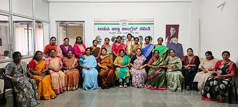 ಉಡುಪಿಯ ಜಿಲ್ಲಾ ಕಾಂಗ್ರೆಸ್​ ಭವನದಲ್ಲಿ ಉಡುಪಿ ಜಿಲ್ಲಾ ಮಹಿಳಾ ಕಾಂಗ್ರೆಸ್​ನ ಮಾಸಿಕ ಸಭೆ ನಡೆಯಿತು. ಜ್ಯೋತಿ ಹೆಬ್ಬಾರ್​, ಗೀತಾ ವಾಗ್ಳೆ, ಸರಸು ಬಂಗೇರ, ಮಾಲಿನಿ ರೈ, ದೇವಕಿ ಸಣ್ಣಯ್ಯ, ಸುಮಾ ಅಡ್ಯಂತಾಯ, ಅನಿತಾ ಬಾಬು ಪೂಜಾರಿ, ಶಾಂತಾ ರೈ, ರೇಖಾ ಸುವರ್ಣ, ಮೀನಾಕ್ಷಿ ಮಾಧವ ಬನ್ನಂಜೆ, ಪುಷ್ಪಾ ಅಂಚನ್​, ಸಂಧ್ಯಾ ತಿಲಕ್​ರಾಜ್​, ಮಮತಾ ಶೆಟ್ಟಿ ಇತರರಿದ್ದರು.