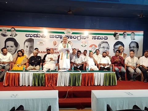 ಉಡುಪಿಯ ಜಿಲ್ಲಾ ಕಾಂಗ್ರೆಸ್​ ಭನವನದಲ್ಲಿ ಪಕ್ಷದ ಕಾರ್ಯಕರ್ತರೊಂದಿಗೆ ಎಐಸಿಸಿ ವೀಕ್ಷಕ ಹಿಮ್ಮತ್​ ಸಿಂಗ್​ ಪಟೇಲ್​ ಸಭೆ ನಡೆಸಿ ಮಾತನಾಡಿದರು. ಐವಾನ್​ ಡಿಸೋಜ, ಅಶೋಕ್​ ಕೊಡವೂರು, ಶಾಲೆಟ್​ ಪಿಂಟೋ, ಕೆ. ಜಯಪ್ರಕಾಶ್​ ಹೆಗ್ಡೆ, ವಿನಯಕುಮಾರ್​ ಸೊರಕೆ, ಪ್ರಸಾದ್​ ರಾಜ್​ ಕಾಂಚನ್​, ರಮೇಶ್​ ಕಾಂಚನ್​, ದಿನೇಶ್​ ಹೆಗ್ಡೆ ಮೊಳಹಳ್ಳಿ, ಕಿಶನ್​ ಹೆಗ್ಡೆ ಕೊಳ್ಕೆಬೈಲು, ಹರೀಶ್​ ಕಿಣಿ ಅಲೆವೂರು ಇತರರಿದ್ದರು.