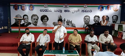 ಉಡುಪಿಯ ಕಾಂಗ್ರೆಸ್​ ಭವನದಲ್ಲಿ ಆಯೋಜಿಸಿದ್ದ ಬಿಎಲ್​ಎ-2ಗಳ ಸಭೆಯಲ್ಲಿ ಎ.ಸಿ. ವಿನಯರಾಜ್​ ಮಾತನಾಡಿದರು. ರಮೇಶ್​ ಕಾಂಚನ್​, ಸುರೇಶ್​ ಶೆಟ್ಟಿ ಬನ್ನಂಜೆ, ಗಣೇಶ್​ ನೆರ್ಗಿ, ಸಜ್ಜನ್​ ಶೆಟ್ಟಿ, ಸೂರಜ್​ ಕರ್ಕೇರ ಇದ್ದರು.