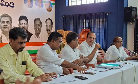ಉಡುಪಿಯ ಜಿಲ್ಲಾ ಕಾಂಗ್ರೆಸ್​ ಭವನದಲ್ಲಿ ನಡೆದ ಬ್ಲಾಕ್​ ಅಧ್ಯಕ್ಷರ ಸಭೆಯಲ್ಲಿ ವಿನಯಕುಮಾರ್​ ಸೊರಕೆ ಮಾತನಾಡಿದರು. ಅಶೋಕ್​ ಕೊಡವೂರು, ದಿನೇಶ್​ ಮಳವಳ್ಳಿ, ಹರೀಶ್​ ಕಿಣಿ, ರೋಶನಿ ಒಲಿವೆರಾ, ಭಾಸ್ಕರ್​ ರಾವ್​ ಕಿದಿಯೂರು ಇದ್ದರು.