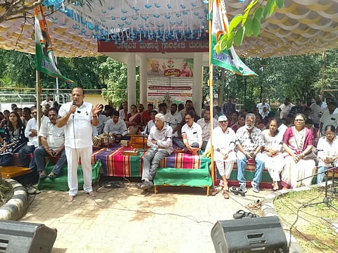ಉಡುಪಿಯಲ್ಲಿ ಗಾಂಧಿ ಪ್ರತಿಮೆಯ ಮುಂಭಾಗದಲ್ಲಿ ಜಿಲ್ಲಾ ಕಾಂಗ್ರೆಸ್​ ಪ್ರಚಾರ ಸಮಿತಿ ಆಯೋಜಿಸಿದ್ದ ಸತ್ಯಾಗ್ರಹದಲ್ಲಿ ವಿನಯಕುಮಾರ್​ ಸೊರಕೆ ಮಾತನಾಡಿದರು. ಕೆ.ಜಯಪ್ರಕಾಶ್​ ಹೆಗ್ಡೆ, ಹರೀಶ್​ ಕಿಣಿ ಅಲೆವೂರು, ದಿನಕರ್​ ಶೆಟ್ಟಿ, ರಮೇಶ್​ ಕಾಂಚನ್​, ಜ್ಯೋತಿ ಹೆಬ್ಬಾರ್​, ಡಾ. ಸುಬ್ರಹ್ಮಣ್ಯ ಭಟ್​ ಇತರರಿದ್ದರು.