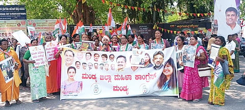 ಮಂಡ್ಯ ನಗರದ ಜಯಚಾಮರಾಜೇಂದ್ರ ಒಡೆಯರ್ ವೃತ್ತದಲ್ಲಿ ಮಹಿಳಾ ಕಾಂಗ್ರೆಸ್‌ನಿಂದ  ಪ್ರತಿಭಟನೆ ನಡೆಸಲಾಯಿತು.