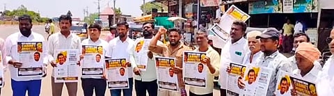 ಕಾಂಗ್ರೆಸ್ ಕಾರ್ಯಕರ್ತರು ಬೀದರ್ ಶಾಸಕ ರಹೀಂಖಾನ್ ಅವರಿಗೆ ಸಚಿವ ಸ್ಥಾನ ನೀಡಲು ಒತ್ತಾಯಿಸಿ ಬೀದರ್ ತಾಲ್ಲೂಕಿನ ಜನವಾಡ ಗ್ರಾಮದಲ್ಲಿ ಪ್ರತಿಭಟನೆ ನಡೆಸಿದರು.