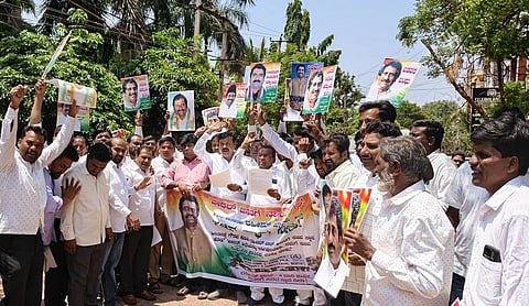 ಬೀದರ್ ಶಾಸಕ ರಹೀಂಖಾನ್ ಅವರಿಗೆ ಸಚಿವ ಸ್ಥಾನ ನೀಡಬೇಕು ಎಂದು ಒತ್ತಾಯಿಸಿ ಕಾಂಗ್ರೆಸ್ ಕಾರ್ಯಕರ್ತರು ಹಾಗೂ ರಹೀಂಖಾನ್ ಅವರ ಬೆಂಬಲಿಗರು ಬೀದರ್‍ನ ಕಾಂಗ್ರೆಸ್ ಜಿಲ್ಲಾ ಘಟಕದ ಕಚೇರಿ ಎದುರು ಪ್ರತಿಭಟನೆ ನಡೆಸಿದರು