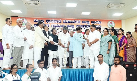 SIR campaign ಹುಬ್ಬಳ್ಳಿಯಲ್ಲಿ ಜಿಲ್ಲಾ ಕಾಂಗ್ರೆಸ್​ ವತಿಯಿಂದ ಏರ್ಪಡಿಸಿದ್ದ ಎಸ್​ಐಆರ್​ ಜನಜಾಗೃತಿ ಸಮಾವೇಶವನ್ನು ಕೆಪಿಸಿಸಿ ಅಧ್ಯಕ್ಷ ಬಿ.ಕೆ. ಹರಿಪ್ರಸಾದ ಉದ್ಘಾಟಿಸಿದರು. ಶಾಸಕರಾದ ಪ್ರಸಾದ ಅಬ್ಬಯ್ಯ, ಸಂತೋಷ ಲಾಡ್​, ಯಾಸೀರಖಾನ್​ ಪಠಾಣ್​, ಜಕ್ಕಪ್ಪನವರ, ವಿ.ಆರ್​. ಸುದರ್ಶನ, ಇತರರು ಇದ್ದರು.