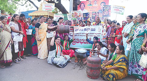 congress protest ರಸ್ತೆ ಮೇಲೆ ಚಹಾ ತಯಾರಿಸುವ ಮೂಲಕ ಹುಬ್ಬಳ್ಳಿ ಉಣಕಲ್ ಬ್ಲಾಕ್ ಮಹಿಳಾ ಕಾಂಗ್ರೆಸ್ ವತಿಯಿಂದ ಗೋಪನಕೊಪ್ಪದಲ್ಲಿ ಬುಧವಾರ ಪ್ರತಿಭಟನೆ ನಡೆಸಲಾಯಿತು.