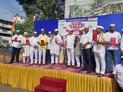 ಉಡುಪಿ ಜಿಲ್ಲಾ ಕಾಂಗ್ರೆಸ್​ ಸಮಿತಿ ವತಿಯಿಂದ ಆಯೋಜಿಸಿದ್ದ 'ಸ್ಟಾಪ್​ ವೋಟ್​ ಚೋರಿ' ಅಭಿಯಾನದಲ್ಲಿ ನಿಕೇತ್​ರಾಜ್​ ಮೌರ್ಯ ಮಾತನಾಡಿದರು. ವಿನಯಕುಮಾರ್​ ಸೊರಕೆ, ಐವನ್​ ಡಿಸೋಜಾ, ಮಂಜುನಾಥ ಭಂಡಾರಿ, ಅಶೋಕ್​ಕುಮಾರ್​ ಕೊಡವೂರು, ಎಂ.ಎ. ಗೂರ್​, ಪ್ರಸಾದ್​ರಾಜ್​ ಕಾಂಚನ್​ ಇತರರಿದ್ದರು.