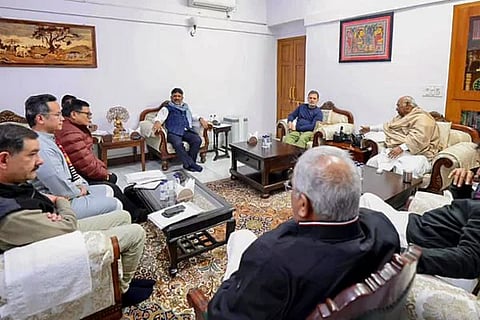 ಕಾಂಗ್ರೆಸ್ ಅಧ್ಯಕ್ಷ ಮಲ್ಲಿಕಾರ್ಜುನ ಖರ್ಗೆ ಮತ್ತು ವಿರೋಧ ಪಕ್ಷದ ನಾಯಕ ರಾಹುಲ್ ಗಾಂಧಿ ಅವರು ನವದೆಹಲಿಯಲ್ಲಿ ಅಸ್ಸಾಂ ರಾಜ್ಯ ನಾಯಕತ್ವ ಮತ್ತು ವೀಕ್ಷಕರ ಸಭೆ ನಡೆಸಿದರು.
