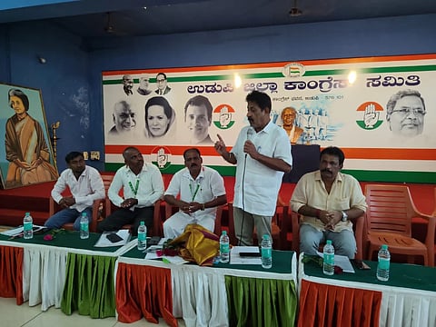 ಉಡುಪಿಯ ಕಾಂಗ್ರೆಸ್​ ಭವನದಲ್ಲಿ ನಡೆದ ಸಭೆಯಲ್ಲಿ ಅಶೋಕ್​ ಕೊಡವೂರು ಮಾತನಾಡಿದರು. ರತ್ನಾಕರ್​ ಪೂಜಾರಿ, ಸ್ಟೀವನ್​ ಡಿಸೋಜ, ಪ್ರಖ್ಯಾತ್​ ಶೆಟ್ಟಿ, ಅಬ್ದುಲ್​ ರಹಿಮಾನ್​ ಪಡ್ಪುರ ಇತರರಿದ್ದರು.
