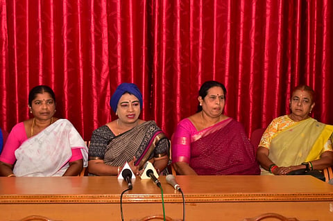 ಮಂಡ್ಯದಲ್ಲಿ ಆಯೋಜಿಸಿದ್ದ ಸುದ್ದಿಗೋಷ್ಠಿಯಲ್ಲಿ ಮಹಿಳಾ ಕಾಂಗ್ರೆಸ್ ಜಿಲ್ಲಾಧ್ಯಕ್ಷೆ ಎಚ್.ಬಿ.ಶುಭದಾಯಿನಿ ಮಾತನಾಡಿದರು.