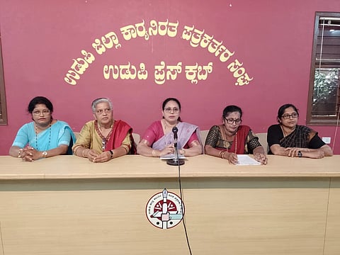 ಉಡುಪಿಯ ಜಿಲ್ಲಾ ಪತ್ರಿಕಾ ಭವನದಲ್ಲಿ ನಡೆದ ಸುದ್ದಿಗೋಷ್ಠಿಯಲ್ಲಿ ಜ್ಯೋತಿ ಹೆಬ್ಬಾರ್​ ಮಾತನಾಡಿದರು. ವೆರೋನಿಕಾ ಕರ್ನೇಲಿಯೋ, ಗೀತಾ ವಾಗ್ಲೆ, ಭಾನು ಭಾಸ್ಕರ್​, ಮೀನಾಕ್ಷಿ ಮಾಧವ, ಅನಿತಾ ಡಿಸೋಜಾ, ಶೋಭಾ ನಾಯ್ಕ ಇದ್ದರು.