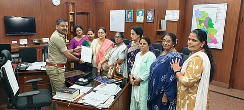 ಕಾರ್ಕಳ ಶಾಸಕ ಸುನೀಲಕುಮಾರ್​ ವಿರುದ್ಧ ಪ್ರಕರಣ ದಾಖಲಿಸುವಂತೆ ಆಗ್ರಹಿಸಿ ಉಡುಪಿ ಜಿಲ್ಲಾ ಮಹಿಳಾ ಕಾಂಗ್ರೆಸ್​ ಅಧ್ಯಕ್ಷೆ ಜ್ಯೋತಿ ಹೆಬ್ಬಾರ್​ ಎಸ್ಪಿ ಹರಿರಾಂ ಶಂಕರ್​ ಅವರಿಗೆ ಮನವಿ ನೀಡಿದರು. ಗೀತಾ ವಾಗ್ಳೆ, ಭಾನು ಭಾಸ್ಕರ್​, ಪ್ರತಿಮಾ ರಾಣಿ, ರೆಹಮತ್​ ಶೇಖ್​, ಚರಿತ್ರಾ ಎಂ. ಇತರರಿದ್ದರು.