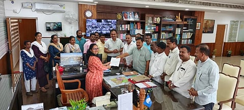 ಉಡುಪಿ ಜಿಲ್ಲೆಯ ನೈಜ ಮತದಾರರಿಗೆ ಎಸ್​ಐಆರ್​ ಪ್ರಕ್ರಿಯೆಗೆ ವಾಸ್ತವ್ಯ ದೃಢೀಕರಣ ಪತ್ರ ನೀಡಲು ಕ್ರಮ ಕೈಗೊಳ್ಳುವಂತೆ ಜಿಲ್ಲಾಧಿಕಾರಿ ಸ್ವರೂಪಾ ಅವರಿಗೆ ರಮೇಶ್​ ಕಾಂಚನ್​ ಮನವಿ ಸಲ್ಲಿಸಿದರು. ಮಹಾಬಲ ಕುಂದರ್​, ಕೃಷ್ಣ ಹೆಬ್ಬಾರ್​, ಹರಿಪ್ರಸಾದ್​ ರೈ, ಗಣೇಶ್​ ನೆರ್ಗಿ, ಸತೀಶ್​ ಕೊಡವೂರು, ಮಮತಾ ಶೆಟ್ಟಿ, ಆಶಾ ಚಂದ್ರಶೇಖರ್​ ಇತರರಿದ್ದರು.