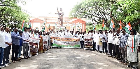 ಎಐಸಿಸಿ ಅಧ್ಯಕ್ಷ ಮಲ್ಲಿಕಾರ್ಜುನ ರ್ಖಗೆ ಅಪಮಾನ ಮಾಡಿದ ಕೃತ್ಯ ಖಂಡಿಸಿ ಜಿಲ್ಲಾ ಕಾಂಗ್ರೆಸ್​ ಸಮಿತಿ ವತಿಯಿಂದ ಪ್ರತಿಭಟಿಸಲಾಯಿತು. ಜಿ.ಚಂದ್ರಶೇಖರಗೌಡ, ಎಸ್​.ರಫೀಕ್​ ಅಹ್ಮದ್​, ಇಕ್ಬಾಲ್​ ಅಹಮದ್​, ಷಣ್ಮುಗಪ್ಪ, ಸೈಯದ್​ ದಾದಾಪೀರ್​, ನಯಾಜ್​ಅಹಮದ್​, ಫೈಯಾಜ್​, ಮಹೇಶ್​, ಕವಿತಾ, ಭಾಗ್ಯಲಕ್ಷಿ$್ಮ, ಶಿವಾಜಿ, ನಟರಾಜಶೆಟ್ಟಿ, ಸುಜಾತ, ಕೆಂಪಣ್ಣ, ವೈ.ಎನ್​.ನಾಗರಾಜು, ಸಿದ್ದಲಿಂಗೇಗೌಡ ಮತ್ತಿತರರು ಇದ್ದರು. 