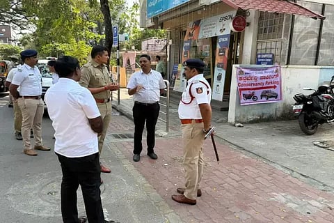 ಶಿವಮೊಗ್ಗ ಪಾರ್ಕ್ ಬಡಾವಣೆಯ ಕನ್ಸರ್‌ವೆನ್ಸಿಯನ್ನು ಎಸ್‌ಪಿ ಜಿ.ಕೆ.ಮಿಥುನ್‌ಕುಮಾರ್ ಪರಿಶೀಲಿಸಿದರು. ಸಿಪಿಐ ಟಿ.ವಿ.ದೇವರಾಜ್, ಸ್ವಪ್ನ, ಅಕ್ಬರ್ ಮುಲ್ಲಾ, ಶಿವಣ್ಣನವರ್ ಇದ್ದರು.