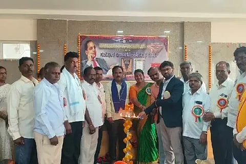ಶಿಗ್ಗಾಂವಿ ಪಟ್ಟಣದ ಡಾ.ಬಿ.ಆರ್. ಅಂಬೇಡ್ಕರ್ ಆಡಳಿತ ಕಚೇರಿಗಳ ಸಂಕೀರ್ಣದಲ್ಲಿ ಬುಧವಾರ ಸಂವಿಧಾನ Constitution ದಿನ ಆಚರಿಸಲಾಯಿತು. 