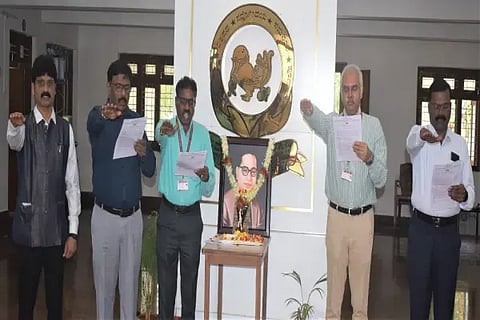 ಕುವೆಂಪು ವಿವಿಯಲ್ಲಿ ಕುಲಪತಿ ಪ್ರೊ. ಶರತ್ ಅನಂತಮೂರ್ತಿ, ಕುಲಸಚಿವ ಎ.ಎಲ್.ಮಂಜುನಾಥ್, ಹಣಕಾಸು ಅಧಿಕಾರಿ ಪ್ರೊ. ರಮೇಶ್, ದೂರ ಶಿಕ್ಷಣ ನಿರ್ದೇಶನಾಲಯದ ನಿರ್ದೇಶಕ ಪ್ರೊ. ಜಗನ್ನಾಥ್ ಡಾಂಗೆ, ಅಂಬೇಡ್ಕರ್ ಅಧ್ಯಯನ ಕೇಂದ್ರದ ನಿರ್ದೇಶಕ ಪ್ರೊ. ನೆಲ್ಲಿಕಟ್ಟೆ ಎಸ್. ಸಿದ್ದೇಶ್ ಸಂವಿಧಾನ ಪೀಠಿಕೆ ಪಠಿಸಿದರು.