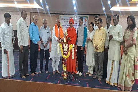 ಶಿವಮೊಗ್ಗದ ಬೆಕ್ಕಿನ ಕಲ್ಮಠದಲ್ಲಿ ಆಯೋಜಿಸಿದ್ದ ಡಾ. ಬಿ.ಆರ್.ಅಂಬೇಡ್ಕರ್ ಬದುಕು ಹಾಗೂ ವಿಚಾರ ಧಾರೆಗಳ ಕುರಿತ ಉಪನ್ಯಾಸವನ್ನು ಮಾಜಿ ಡಿಸಿಎಂ ಕೆ.ಎಸ್.ಈಶ್ವರಪ್ಪ ಉದ್ಘಾಟಿಸಿದರು. ಶ್ರೀ ಮಲ್ಲಿಕಾರ್ಜುನ ಮುರುಘಾರಾಜೇಂದ್ರ ಸ್ವಾಮೀಜಿ, ಡಾ. ಗೋವಿಂದ, ಡಾ. ಸಿ.ರೇಣುಕಾರಾಧ್ಯ ಇತರರಿದ್ದರು.