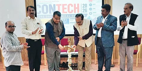 contech conference ಹುಬ್ಬಳ್ಳಿಯಲ್ಲಿ ಶುಕ್ರವಾರ ಏರ್ಪಡಿಸಿದ್ದ ಕಾನ್​ಟೆಕ್​ ರಾಷ್ಟ್ರೀಯ ವಿಚಾರ ಸಂಕಿರಣ ಉದ್ಘಾಟನೆ ಸಮಾರಂಭದಲ್ಲಿ ಡಾ. ವಿ. ರಾಮಚಂದ್ರ, ಡಾ. ಪ್ರಕಾಶ ತೆವರಿ, ಸುರೇಶ ಕಿರೇಸೂರ, ಪ್ರೊ. ಎಂ.ಆರ್​. ಪಾಟೀಲ, ಇತರರು ಇದ್ದರು.