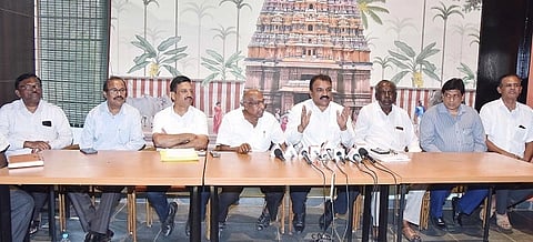 ಕರ್ನಾಟಕ ಸ್ಟೇಟ್​ ಕಂಟ್ರಾಕ್ಟರ್​ ಅಸೋಸಿಯೇಷನ್​ ಅಧ್ಯಕ್ಷ ಆರ್​.ಮಂಜುನಾಥ್​ ಸುದ್ದಿಗೋಷ್ಠಿಯಲ್ಲಿ ಮಾತನಾಡಿದರು.