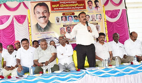 ಮಂಡ್ಯದಲ್ಲಿ ಆಯೋಜಿಸಿದ್ದ ಸಭೆಯಲ್ಲಿ ಗುತ್ತಿಗೆದಾರರ ಸಂಘದ ರಾಜ್ಯಾಧ್ಯಕ್ಷ ಆರ್.ಮಂಜುನಾಥ್ ಮಾತನಾಡಿದರು.