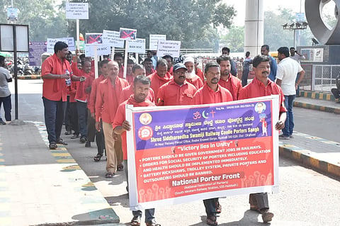 ಹುಬ್ಬಳ್ಳಿ ರೈಲು ನಿಲ್ದಾಣ  (porters protest) ಕೂಲಿ ಕಾರ್ಮಿಕರು ತಮ್ಮ ವಿವಿಧ ಬೇಡಿಕೆಗಳಿಗೆ ಒತ್ತಾಯಿಸಿ ಪ್ರತಿಭಟನೆ ನಡೆಸಿದರು.