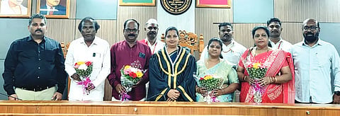 ಹುಬ್ಬಳ್ಳಿ-ಧಾರವಾಡ ಮಹಾನಗರ ಪಾಲಿಕೆ ನೂತನ (standing committe) ಸ್ಥಾಯಿ ಸಮಿತಿ ಅಧ್ಯಕ್ಷರಾಗಿ ಆಯ್ಕೆಯಾದ ಮೀನಾ ವಂಟಮುರಿ, ಮಹಾದೇವಪ್ಪ ನರಗುಂದ, ಶೀಲಾ ಕಾಟ್ಕರ್​, ಸುರೇಶ ಬೇದರೆ ಅವರನ್ನು ಮೇಯರ್​ ಜ್ಯೋತಿ ಪಾಟೀಲ್​ ಅಭಿನಂದಿಸಿದರು.