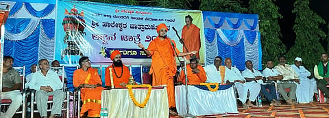 ಮುಂಡರಗಿ ತಾಲೂಕಿನ ಪೇಠಾಲೂರ ಗ್ರಾಮದ ಶ್ರೀ ಹಾಲೇಶ್ವರ ಕೃಪಾ ಪೋಷಿತ ಶಿವಯೋಗಾಶ್ರಮದ ಜಾತ್ರಾ ಮಹೋತ್ಸವ ನಿಮಿತ್ತ ಗುರುವಾರ ಆಯೋಜಿಸಿದ್ದ ಧರ್ಮಸಭೆಯಲ್ಲಿ Council ಕೊಪ್ಪಳದ ಶ್ರೀ ಅಭಿನವ ಗವಿಸಿದ್ಧೇಶ್ವರ ಸ್ವಾಮೀಜಿ ಆಶೀರ್ವಚನ ನೀಡಿದರು