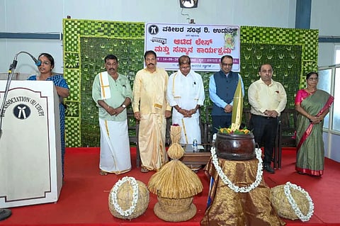 ಉಡುಪಿ ಜಿಲ್ಲಾ ನ್ಯಾಯಾಲಯದಲ್ಲಿ ಆಯೋಜಿಸಿದ್ದ 'ಆಟಿಯ ಲೇಸು' ಕಾರ್ಯಕ್ರಮವನ್ನು ನ್ಯಾಯಾಧೀಶ ಕಿರಣ್​  ಗಂಗಣ್ಣನವರ್​ ಉದ್ಘಾಟಿಸಿದರು. ಮಟ್ಟಾರ್​ ರತ್ನಾಕರ್​ ಹೆಗ್ಡೆ, ದೇವದಾಸ್​ ವಿ. ಶೆಟ್ಟಿಗಾರ್​, ಚಂದ್ರಶೇಖರ್​ ಶೆಟ್ಟಿ, ಪಿ.ಜಯಚಂದ್ರ ಶೆಟ್ಟಿ, ವಾಣಿ ವಿ. ರಾವ್​, ಜಯಪ್ರಕಾಶ್​ ಕೆದ್ಲಾಯ ಇದ್ದರು.