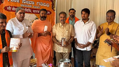 cow ಹುಬ್ಬಳ್ಳಿಯಲ್ಲಿ ಆಯೋಜಿಸಿದ್ದ ಮನೆ ಮನೆಗೆ ದೇಶಿ ಹಸುವಿನ ಹಾಲು, ಗೋಸೇವಾ ವಿಶಿಷ್ಟ ಯೋಜನೆಗೆ ಡಾ. ವಿ.ಎಸ್.ವಿ. ಪ್ರಸಾದ ಚಾಲನೆ ನೀಡಿದರು. ಶ್ರೀ ಅಭಿನವ ಶಾಂತಲಿಂಗ ಶಿವಾಚಾರ್ಯ ಸ್ವಾಮೀಜಿ, ದತ್ತಾತ್ರೇಯ ಭಟ್ಟ, ತೇಜಸ್ ಗೋಕಾಕ, ಇತರರಿದ್ದರು.