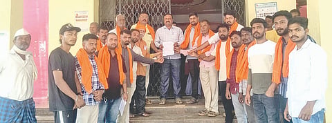 ಸವಣೂರು ಪಟ್ಟಣದ ಕಂದಾಯ ಇಲಾಖೆ ಕಚೇರಿ ಎದುರು ಅಕ್ರಮ ಗೋ ಸಾಗಾಟ ಮತ್ತು ಗೋ ಹತ್ಯೆ ಆಗದಂತೆ ಕಟ್ಟು ನಿಟ್ಟಿನ ಆದೇಶ ನೀಡುವ ಮೂಲಕ ಸೂಕ್ತ ಕಾನೂನು ಕ್ರಮ ಕೈಗೊಳ್ಳಲು ಒತ್ತಾಯಿಸಿ ಗ್ರೇಡ್-2 ತಹಸೀಲ್ದಾರ್ ಗಣೇಶ ಸವಣೂರ ಅವರಿಗೆ ಮನವಿ ಸಲ್ಲಿಸಲಾಯಿತು. ಅರುಣ ಬಗರೆ, ಹನುಮಂತಗೌಡ ಮುದಿಗೌಡ್ರ ಇತರರಿದ್ದರು.