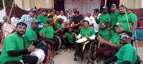 ಮಂಡ್ಯ ನಗರದಲ್ಲಿ ಆಯೋಜಿಸಿದ್ದ ರಾಜ್ಯಮಟ್ಟದ ಕ್ರಿಕೆಟ್ ಟೂರ್ನಿಯಲ್ಲಿ ವಿಜೇತರಾದ ಬೆಂಗಳೂರು ತಂಡಕ್ಕೆ ನಿವೃತ್ತ ಐಎಎಸ್ ಅಧಿಕಾರಿ ಮಂಗಲ ಟಿ.ತಿಮ್ಮೇಗೌಡ ಬಹುಮಾನ ವಿತರಿಸಿದರು.